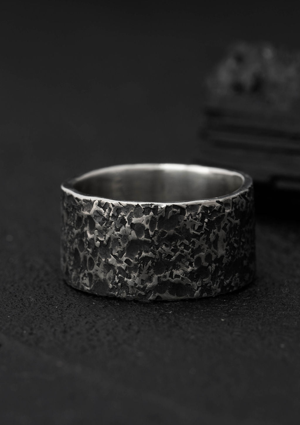 Trēow - Engravable tree bark ring in textured solid sterling silver