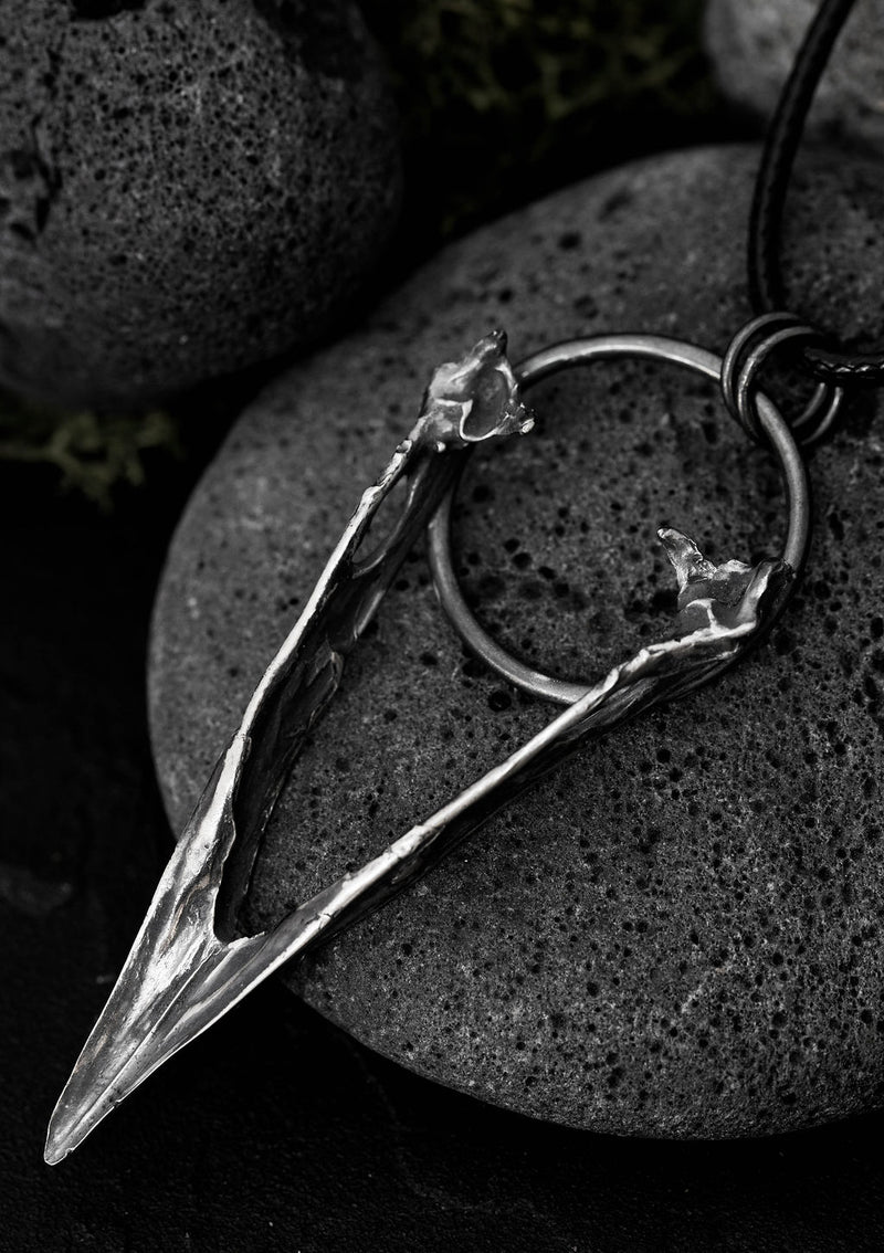 Galdr - Magpie beak necklace in solid sterling silver
