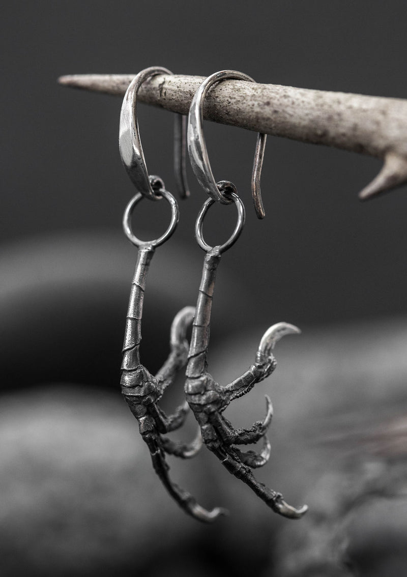 Rúnda - Sparrow talon dangle earrings in solid sterling silver