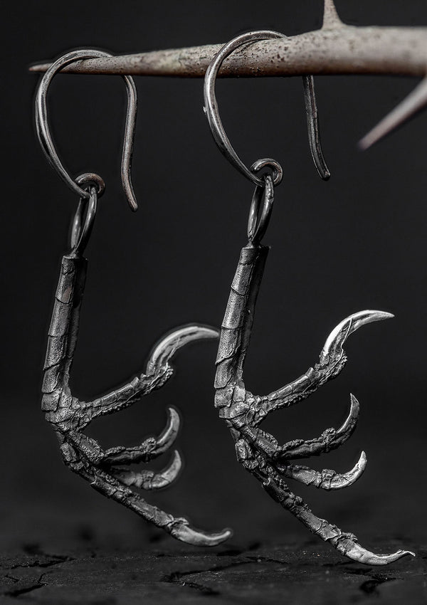 Rúnda - Sparrow talon dangle earrings in solid sterling silver