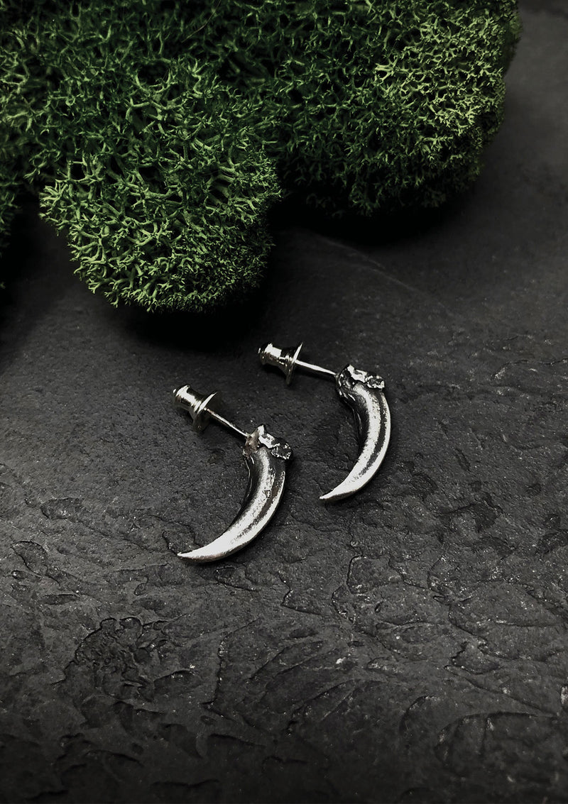 Skaði - Fox claw stud earrings in solid sterling silver - Thorn & Claw Jewellery 